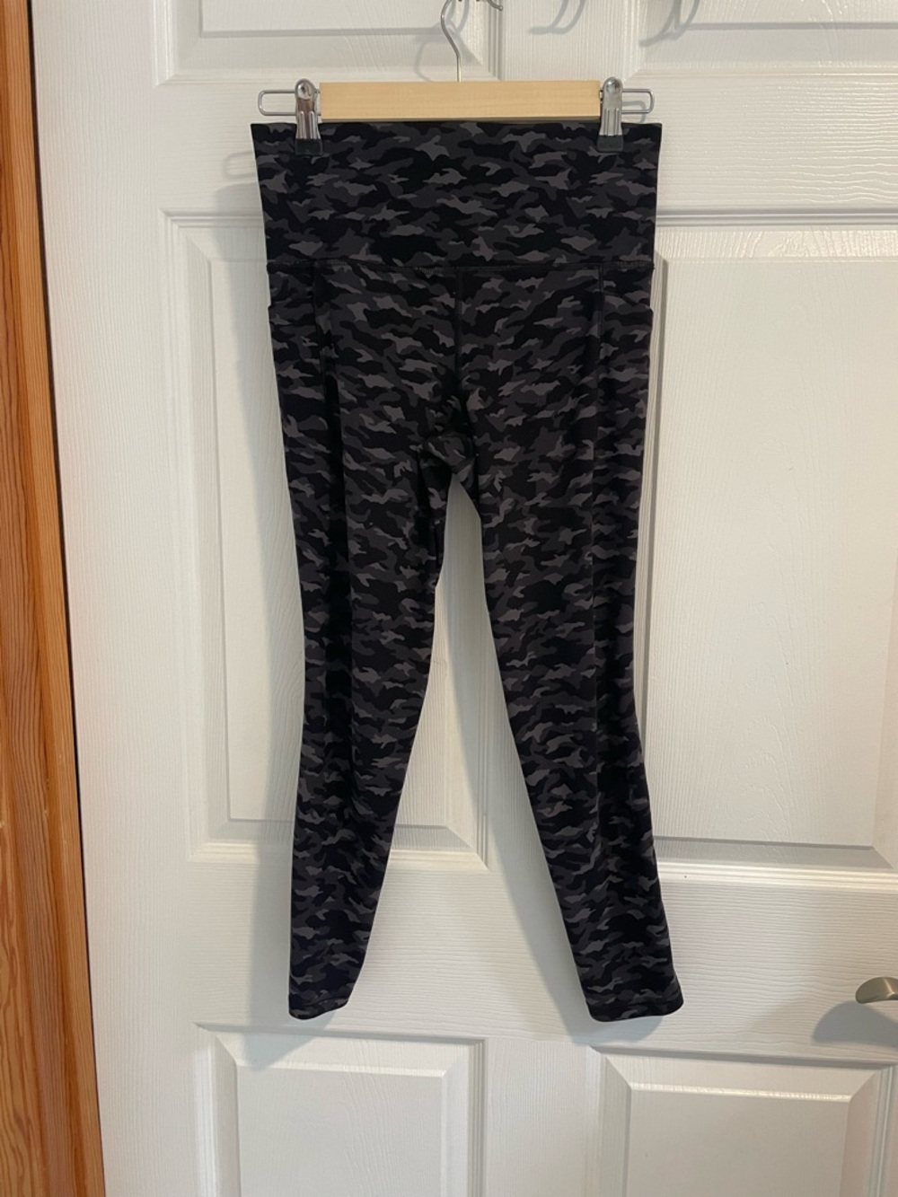 Athleta salutation stash pocket II 7/8 leggings size S
